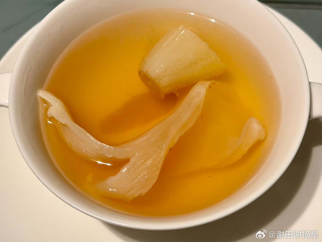 台北晶华轩，米其林一星粤菜，很赞。说菜第一个拼盘有三样：酒味火腿，午鱼饭（好吃）