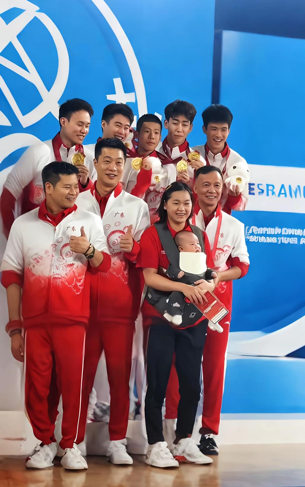 这张图片
一看就知道
全红婵抱着的宝宝
是谁家的

大家看最后一排
奥运冠军谢思