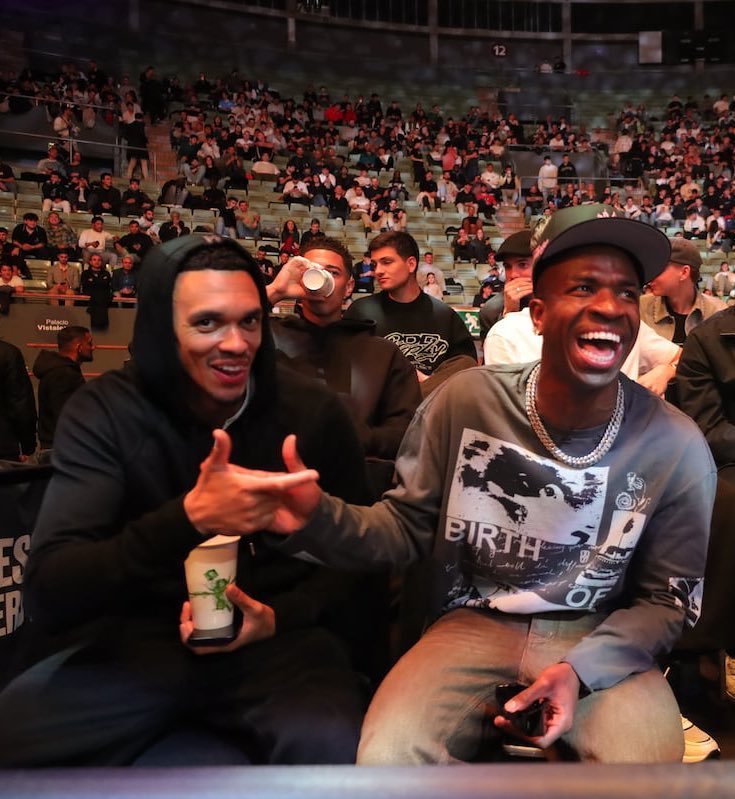 贝林在第二排看着taa和vini，小马在第三排看着第二排的贝林👀PFL