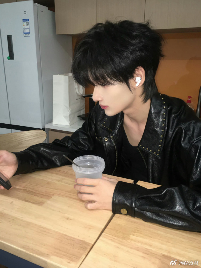 我们的爸爸2余宇涵带娃反差感余宇涵帅就完了余宇涵的反差也太大了！舞台上拽酷帅就完