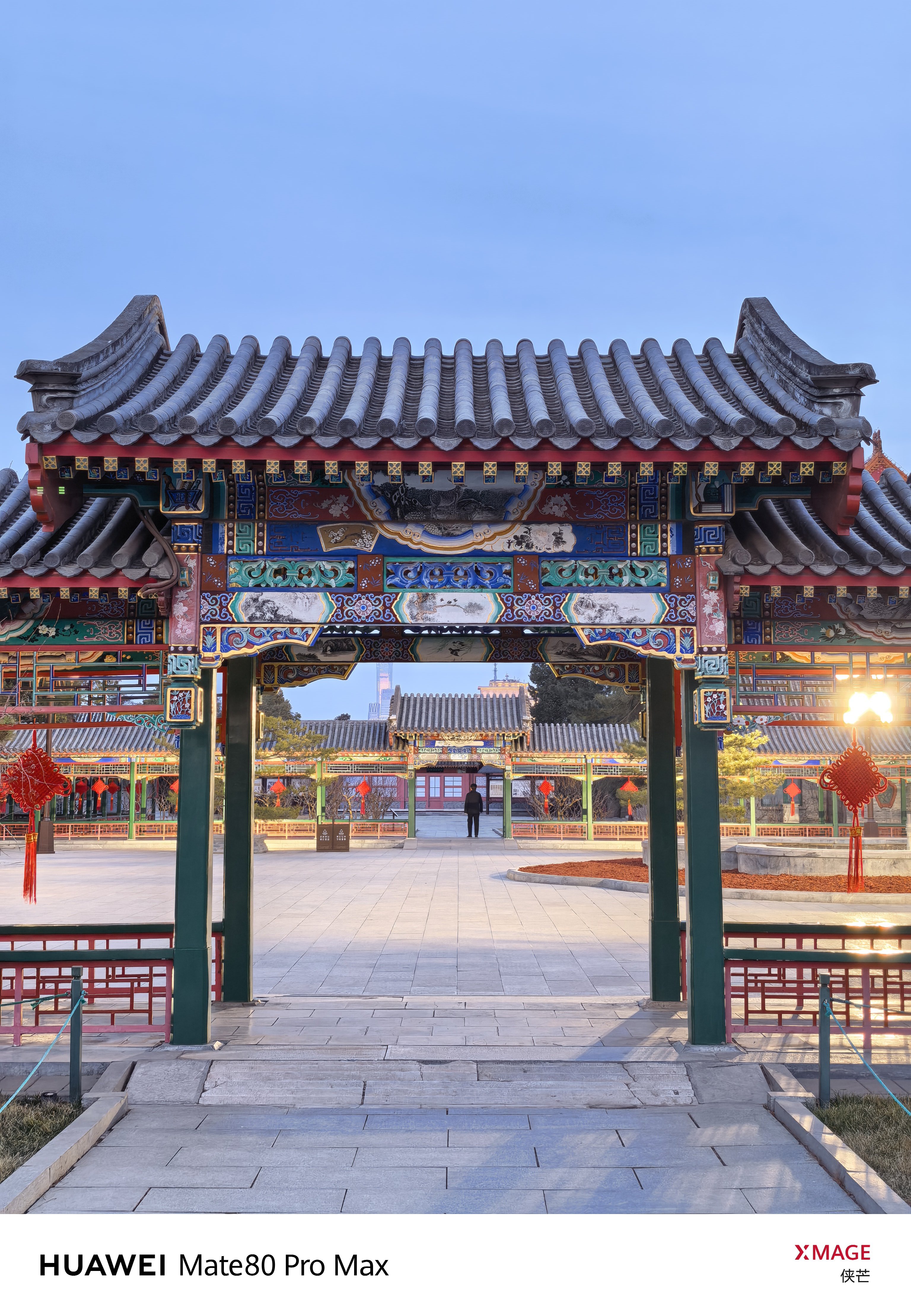 中山公园暮色之约       檐角衔落日，红墙映晚天。       柳丝垂碧水，