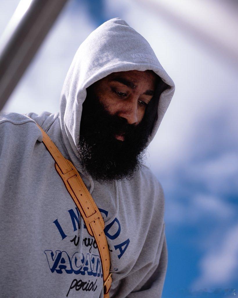 出发飞往客场——萨克拉门托。[飞机]哈登快船 ​​​