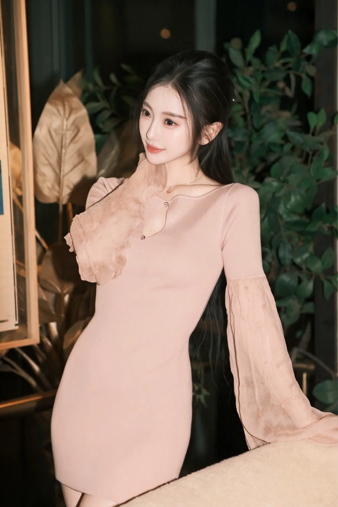 美人如玉。