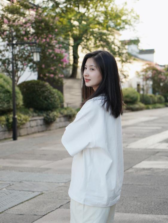 斓曦被骂到删动态，薛之谦蹭热度也翻车，流浪狗事件争议大！
薛之谦因为为流浪狗发声