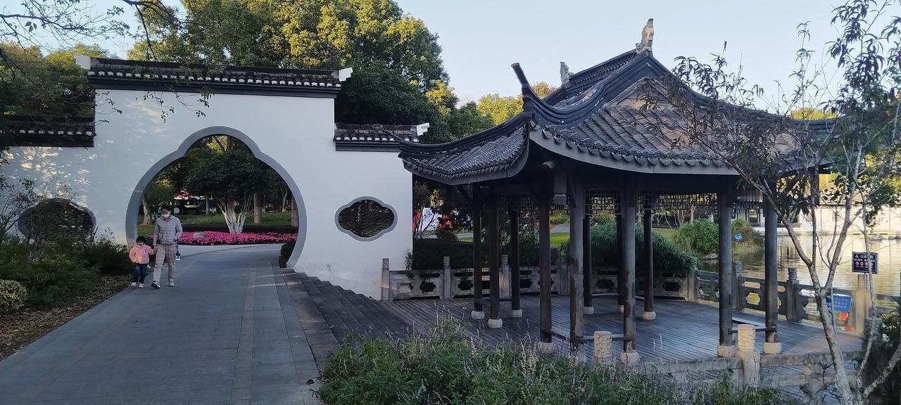 水阁风清，园林静美。