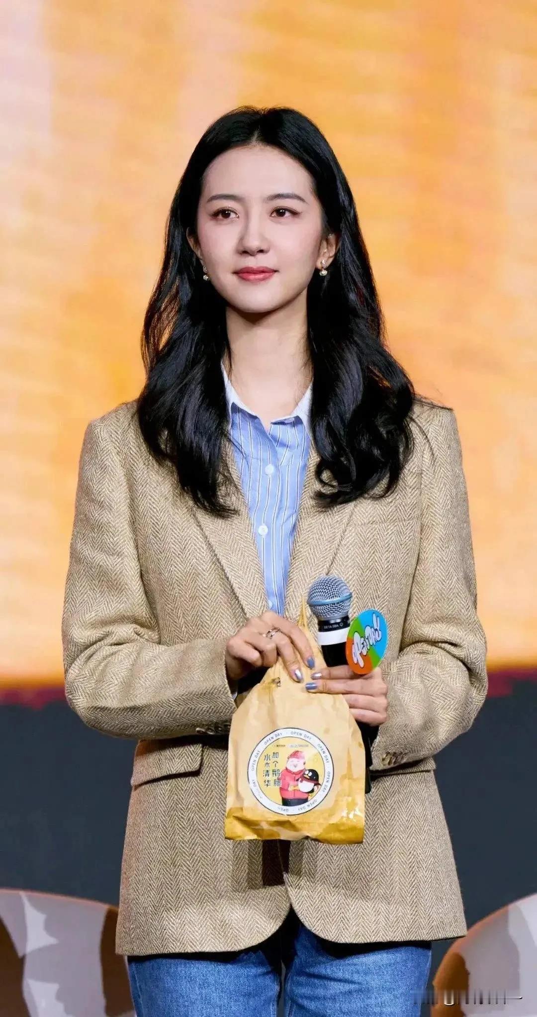 果然是人长得漂亮穿什么都好看！32岁的许龄月一身休闲舒适风出现在荧幕前，蓝白相间