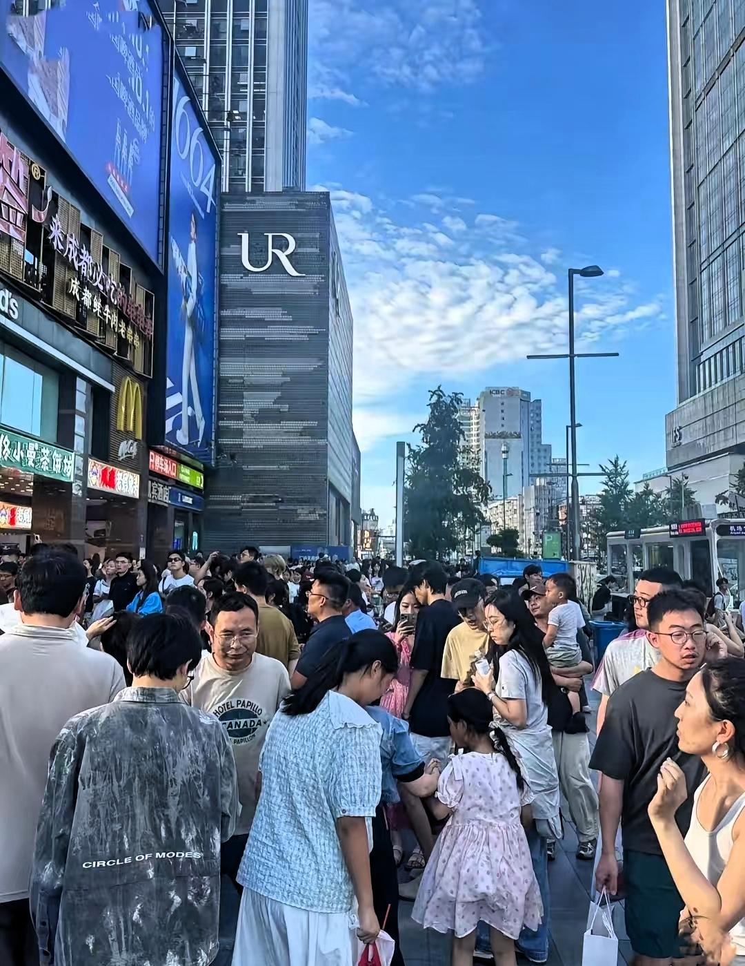 奉劝大家一句，
就现在这个大环境之下，
手里只要有10-20万存款的人，一定要守