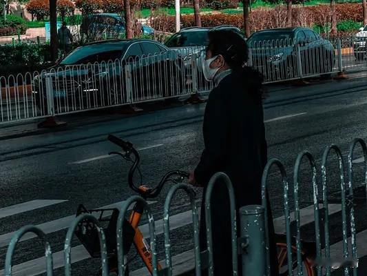 在这个快节奏且竞争激烈的时代，“成功”就像高悬头顶的达摩克利斯之剑。从小我们就被
