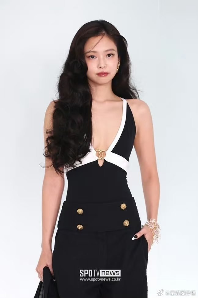jennie尖头高跟鞋jennie吊带配尖头高跟不管是静态造型还是动态行走都十分