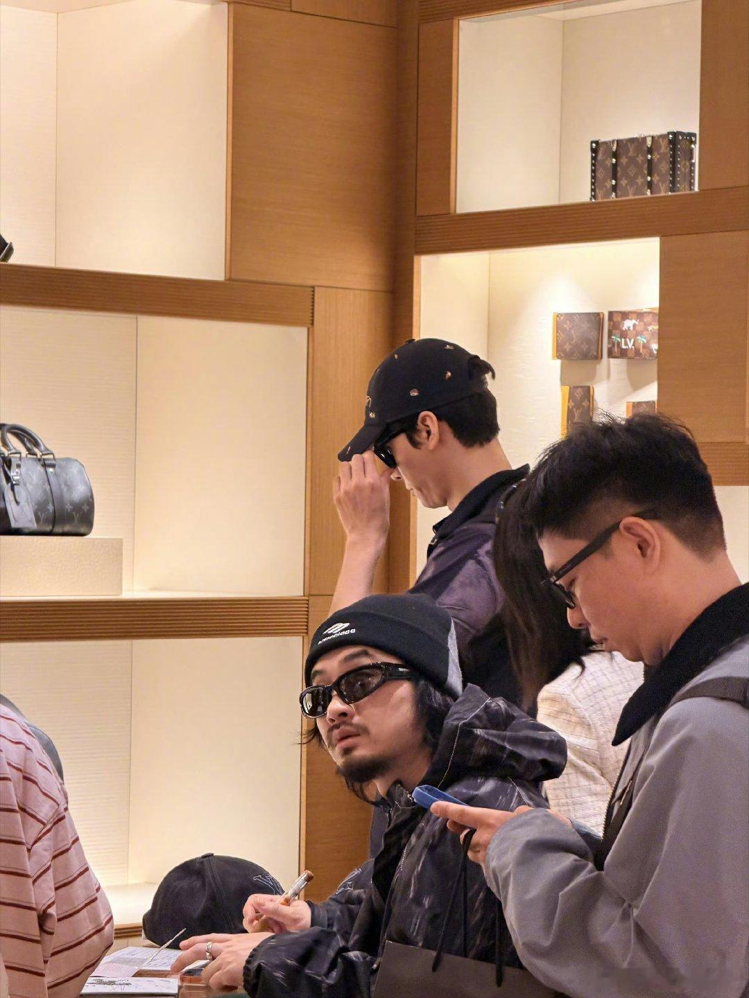 龚俊新西兰地球超新鲜路透，好帅的龚俊，街上最靓的仔，随便一站就是时尚大片