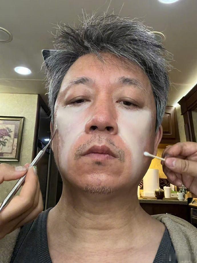 潘粤明黑夜告白收官文笔潘粤明的总结好戳人，文字温柔又有力量。一下子梦回追剧的那段