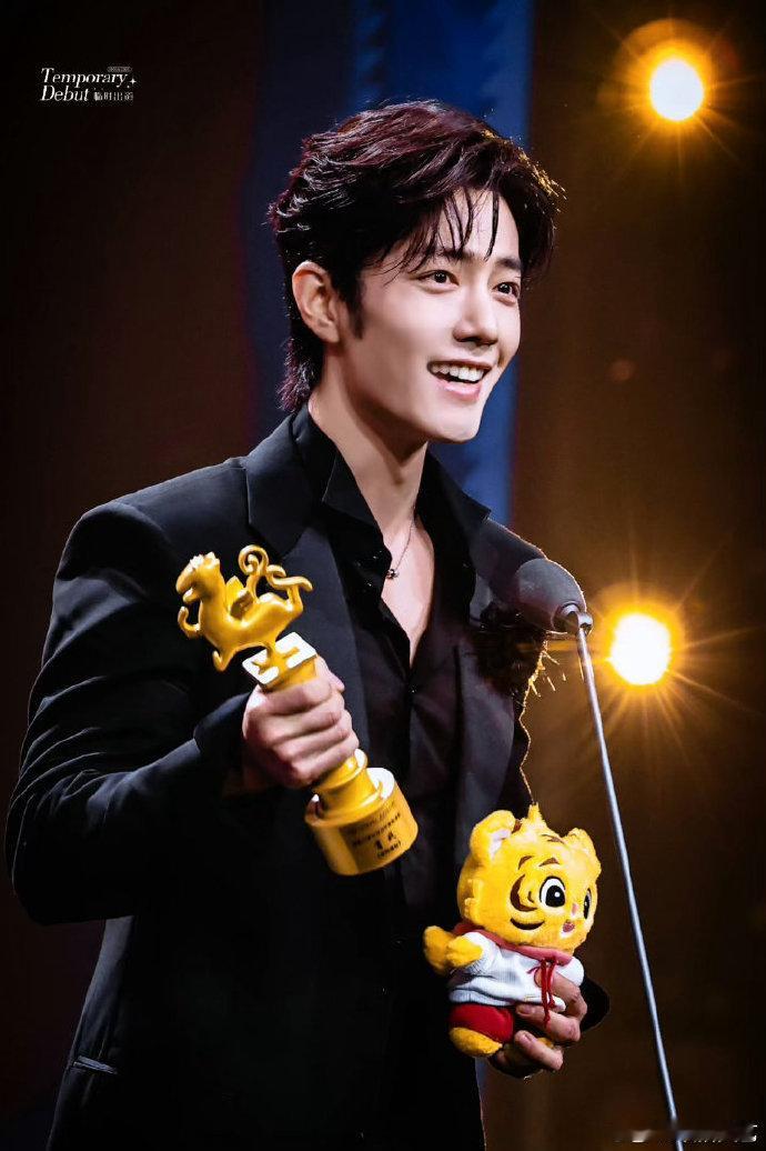 肖战中控台视角中控台视角的肖战 肖战中控台视角，很上镜的一张脸 