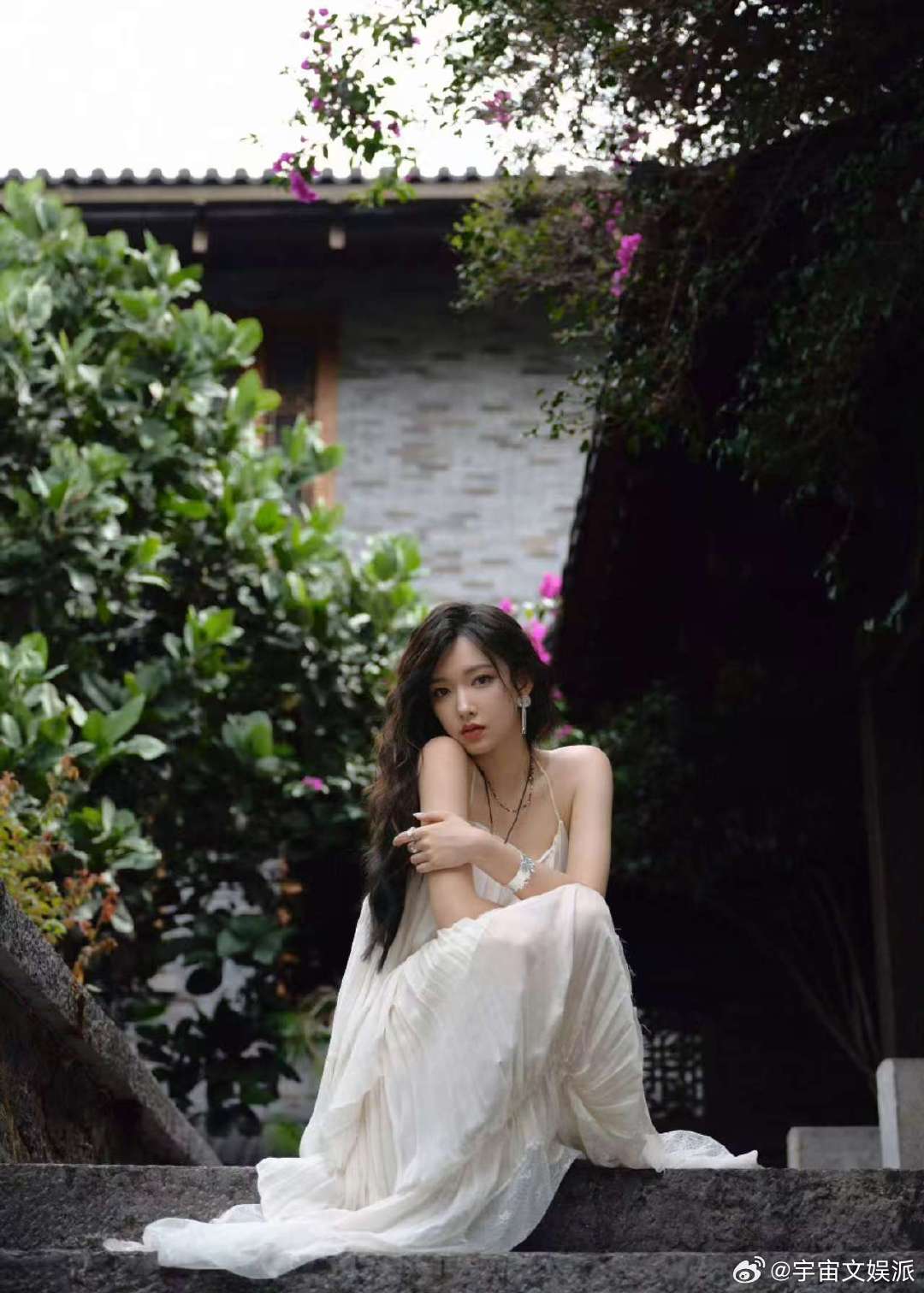程潇吊带白裙造型程潇说云南的秋天好舒服程潇的吊带白裙造型太绝啦！轻柔的白裙衬出她