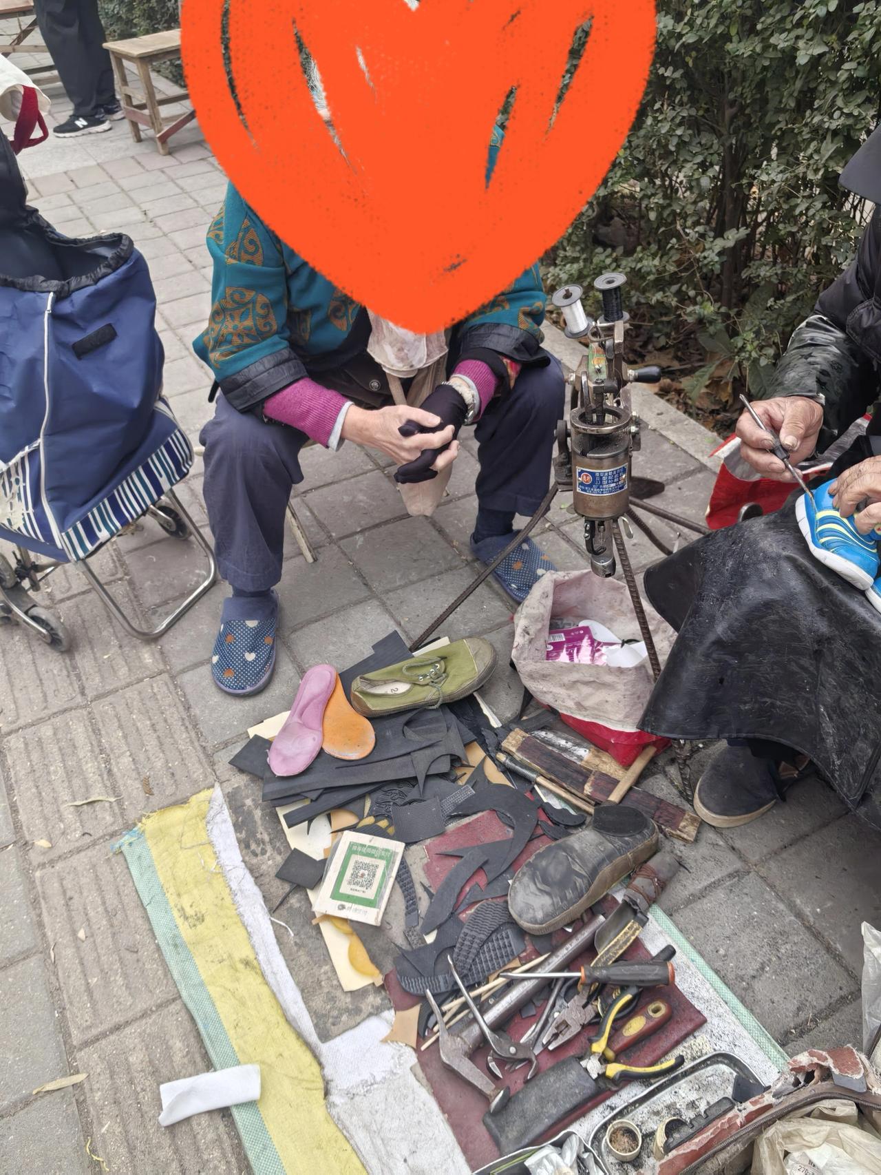 寒风瑟瑟，老奶奶的一个动作感动了我吧。
我好久没有遇到这样的场景。
今天气温只有