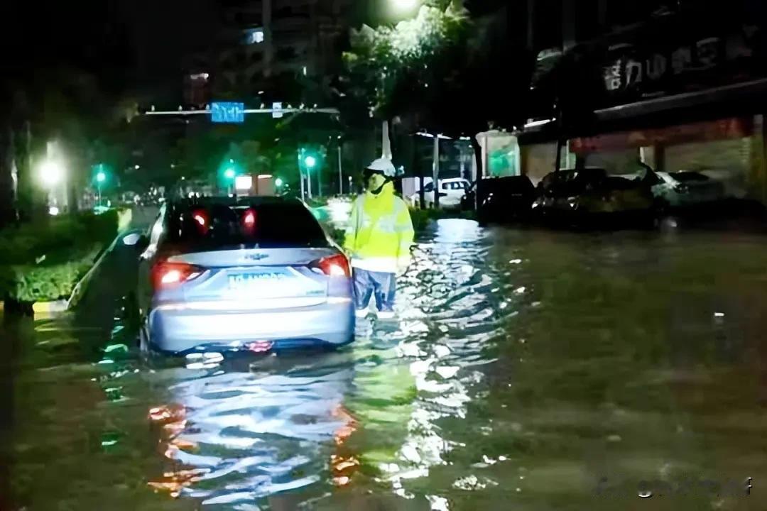 近段时间连续的暴雨天气，大家不断刷到很多城市的水浸街，水漫金山的视频。大家异常揪