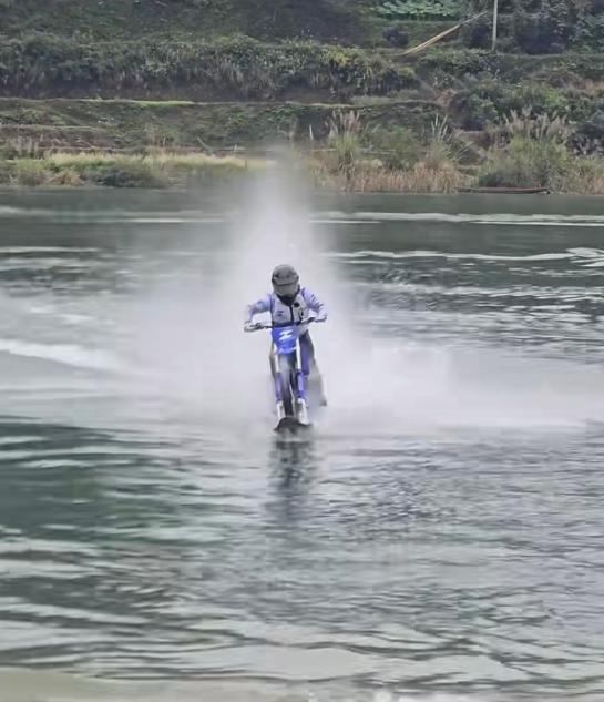 不查不知道，张雪这次可不只是把纪录破了那么简单，他一口气跑出了40.74公里，比