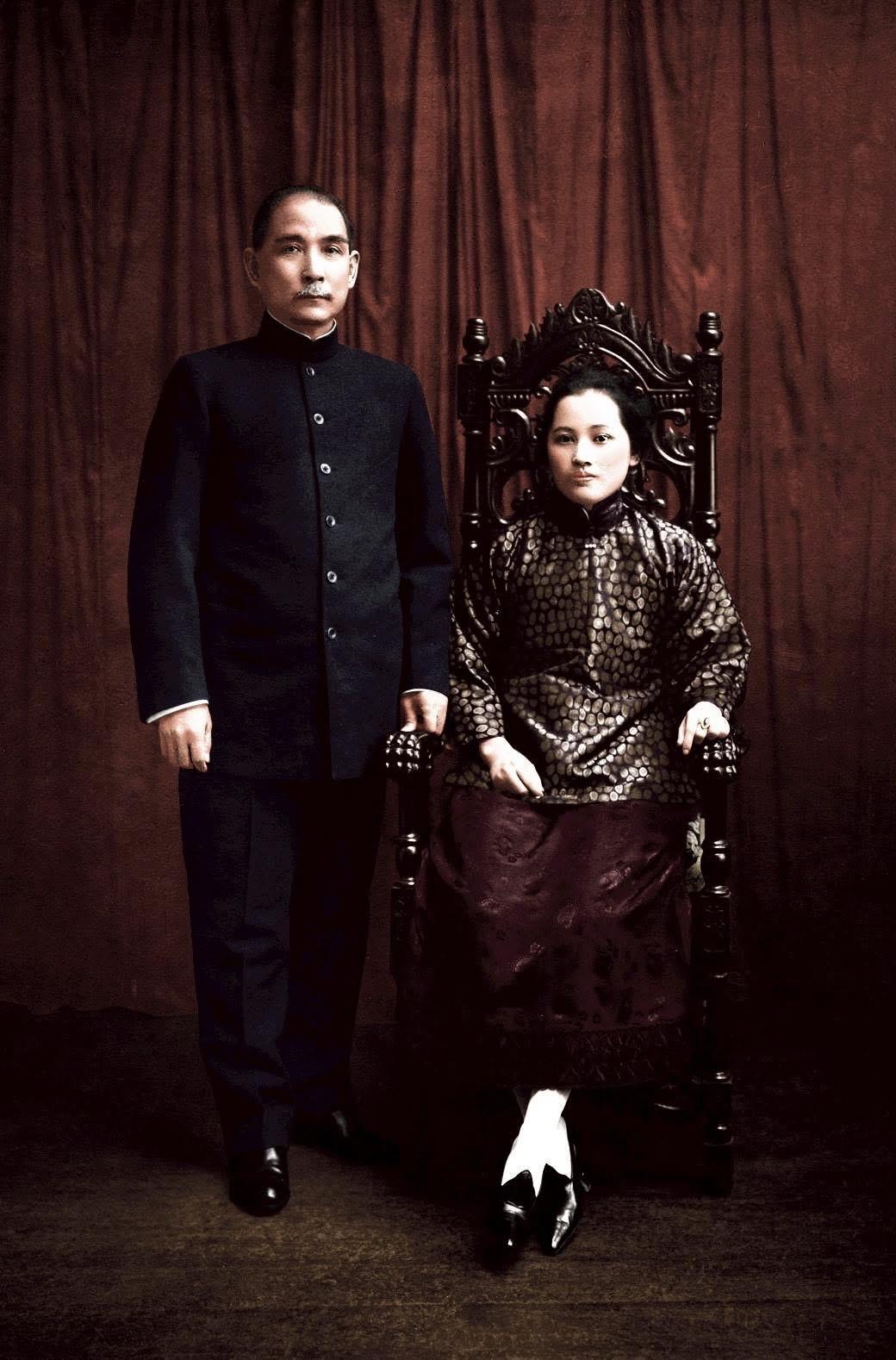 1915年10月，国父孙中山与宋庆龄在日本东京成婚，正式成为人生伴侣！下图为翌年