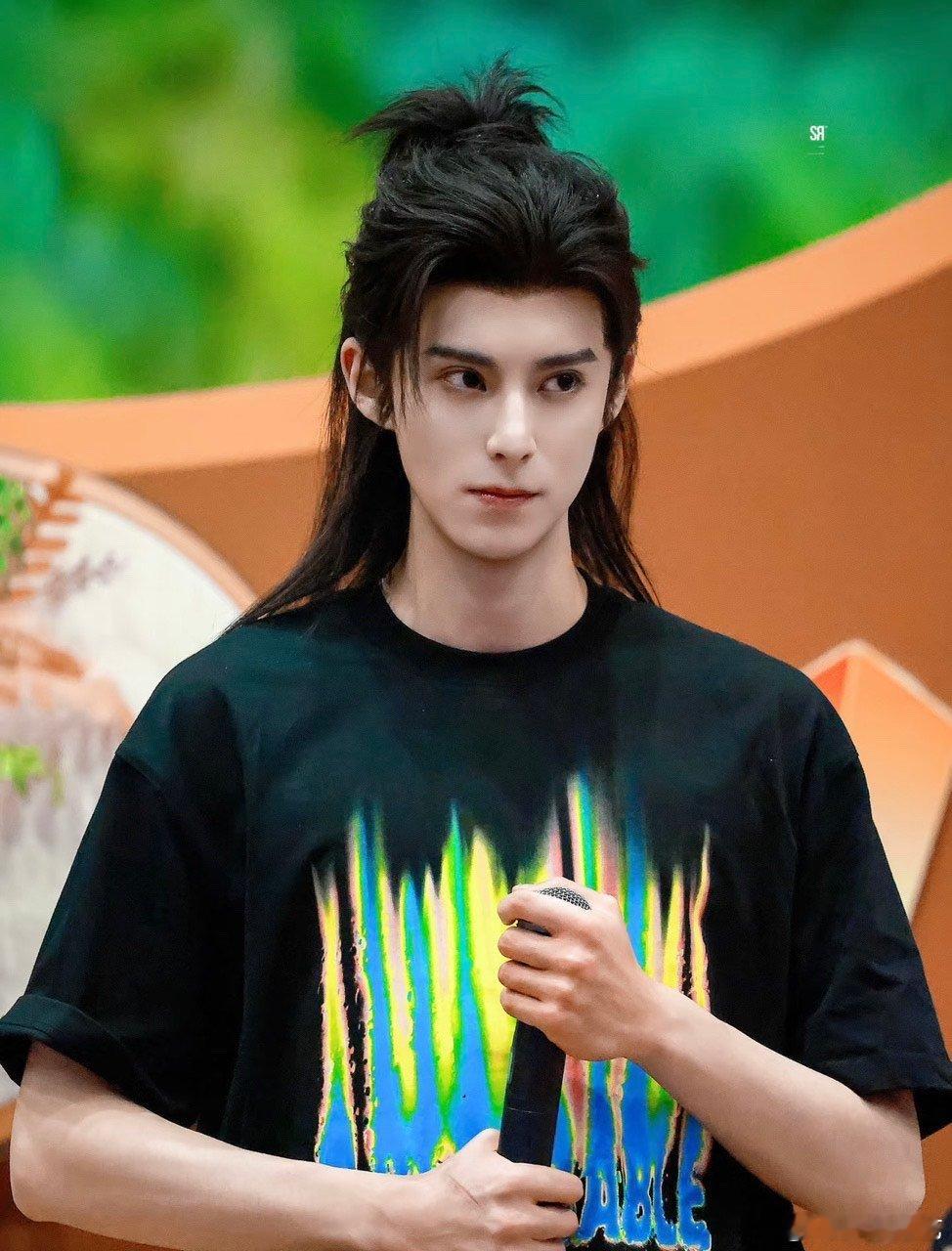 王鹤棣cos疯驴子 不得不说王鹤棣真的很会玩，在片场cos疯驴子，还和本人互动，