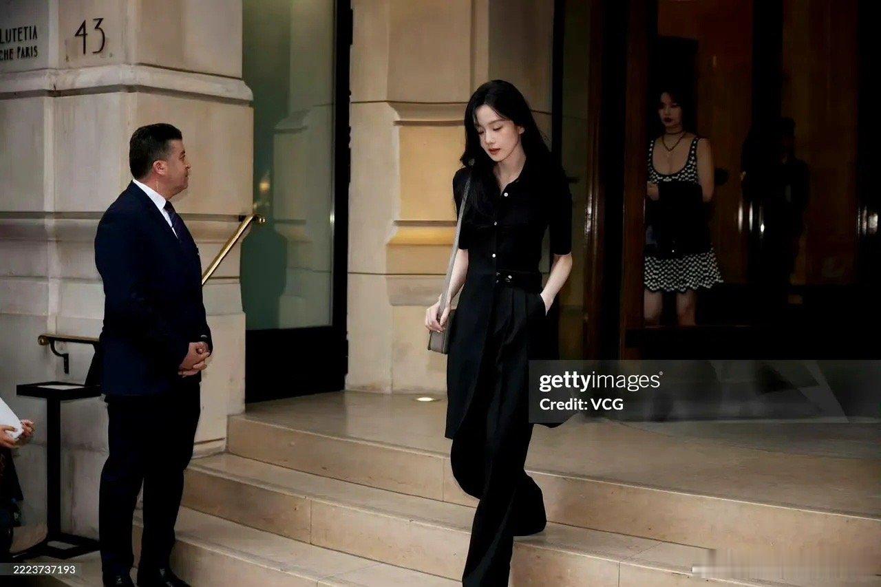 刘诗诗真的太瘦了接机镜头里的刘诗诗，用「瘦而不柴」的状态刷新认知：腰线利落却不见