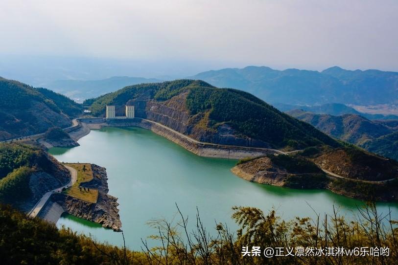 2026 年元旦长沙气温骤降，望城区的黑麋峰瞬间成了晶莹的雾凇秘境。银白古寺、云