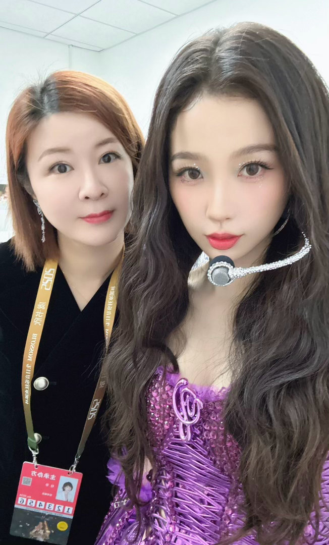 杜华预制世界杯妆容艺笔封神 杜华在《艺笔封神》里看妆造的眼神，跟签练习生的时候一