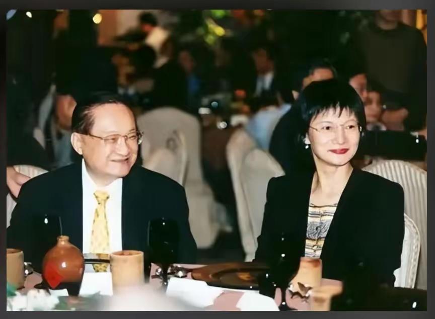 金庸当年在香港撰写文章反对大陆搞原子弹，说是穷的连裤子都穿不上，有那些钱，还不如