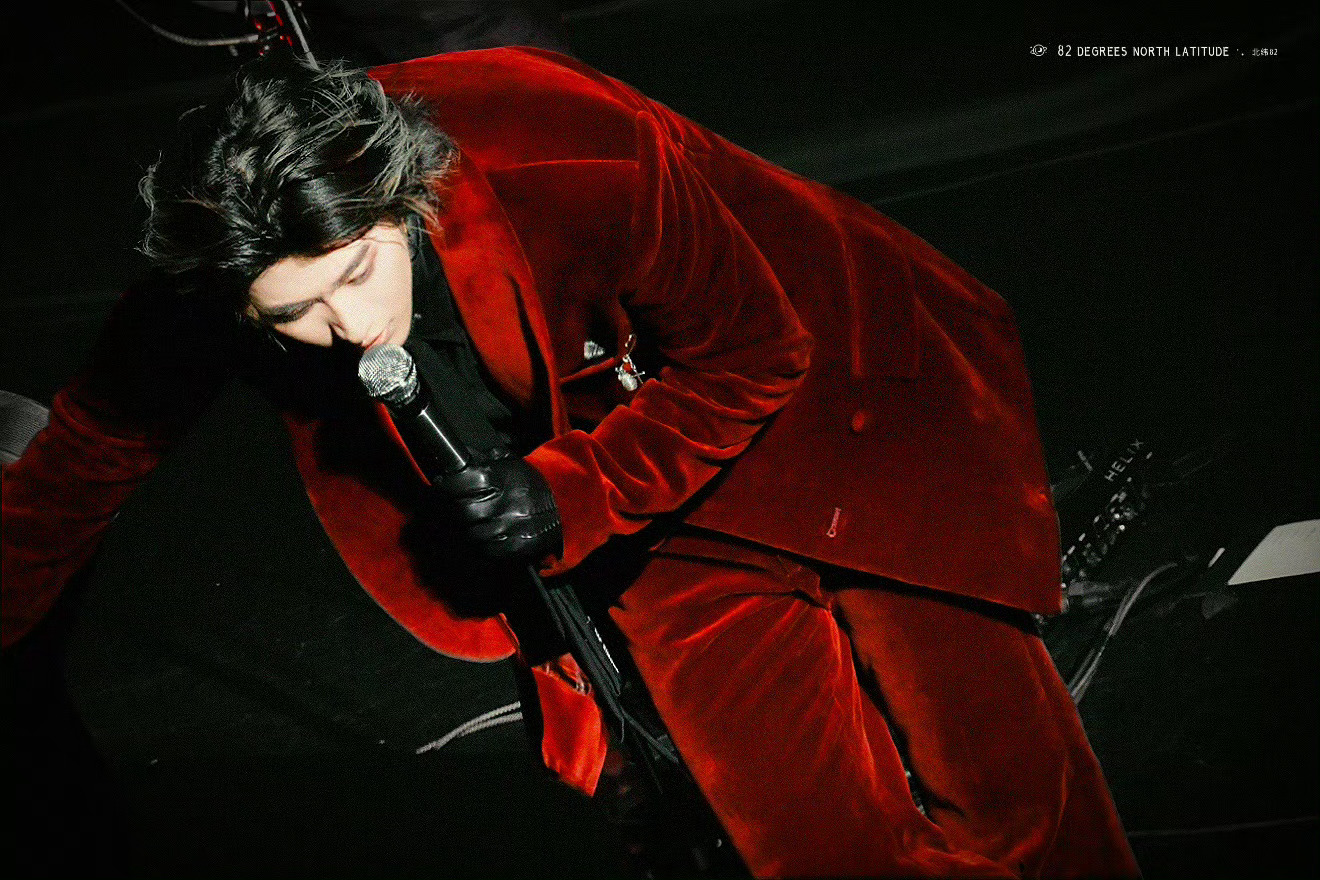 蔡徐坤全球巡演正式启动，洛杉矶站全新造型以HELEN ANTHONY 2026秋