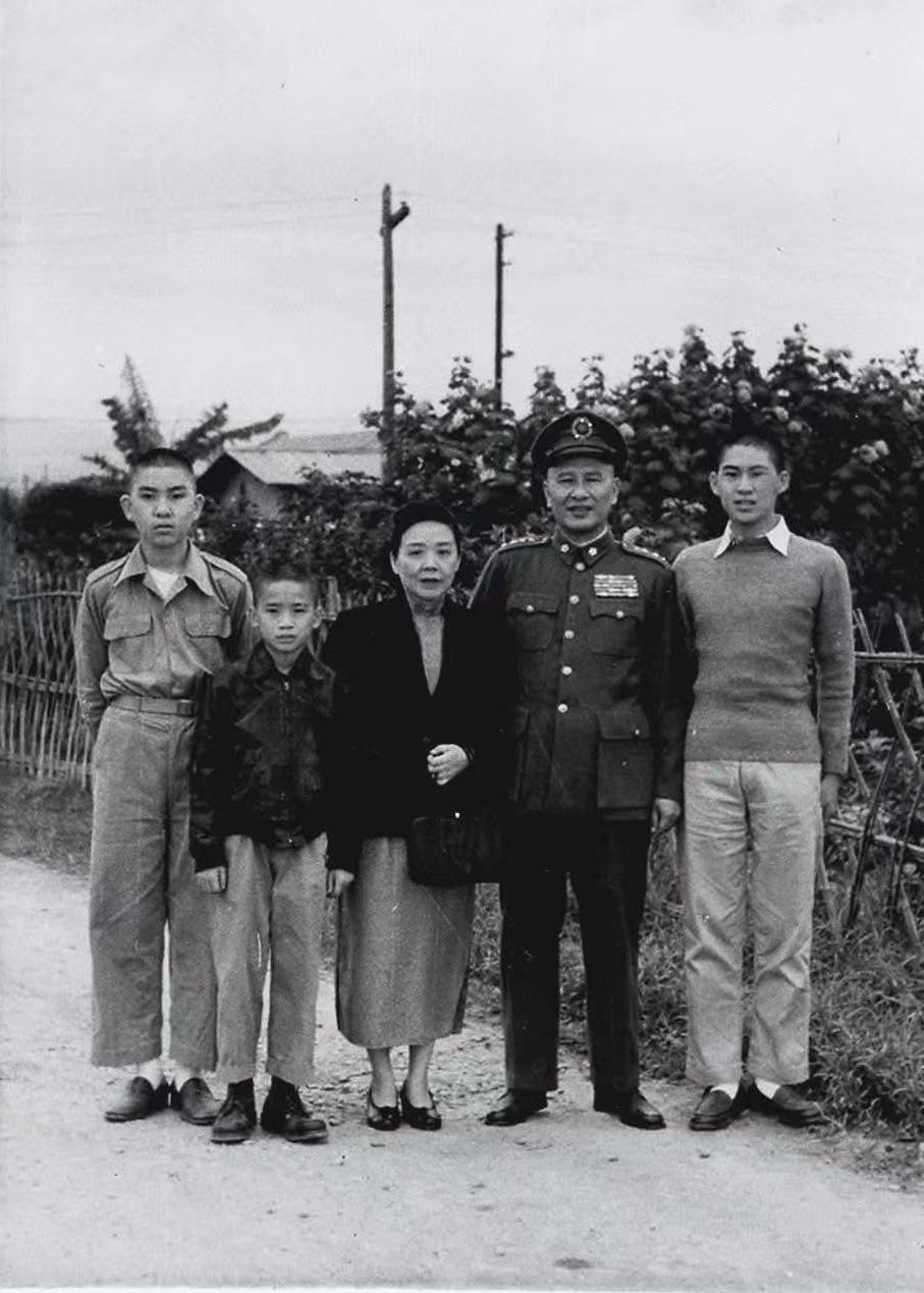老白逃遁台湾省后留下的全家福，早知如此何必当初，据说到1948年，还在窝里斗……