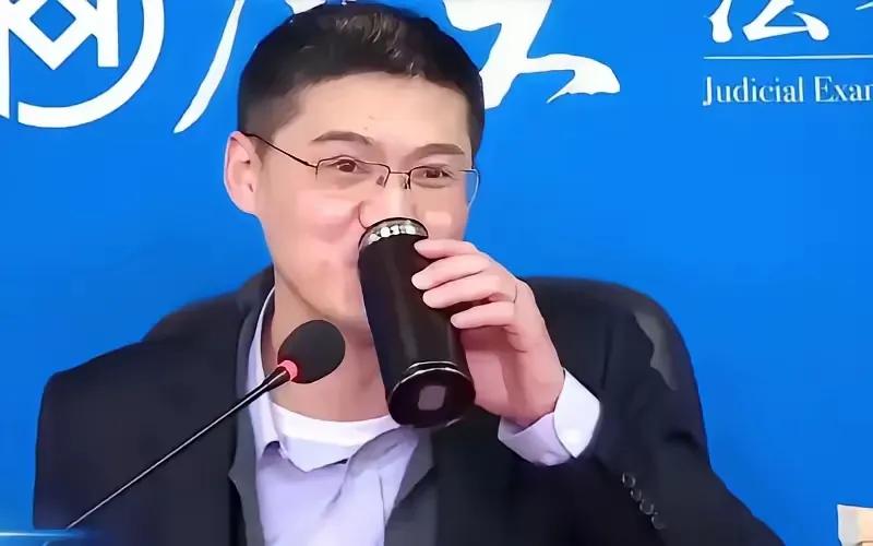 拜登对其子施以特赦之举，引来了诸多关注。罗翔曾提及哈佛大学著名教授德肖维茨在《至