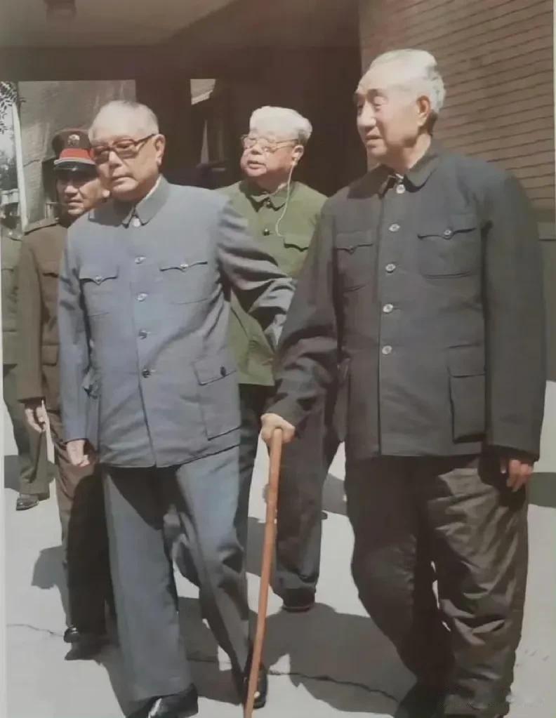 珍贵影像：1988年，徐向前元帅与李先念同志、陈锡联将军、秦基伟将军在一起。 当