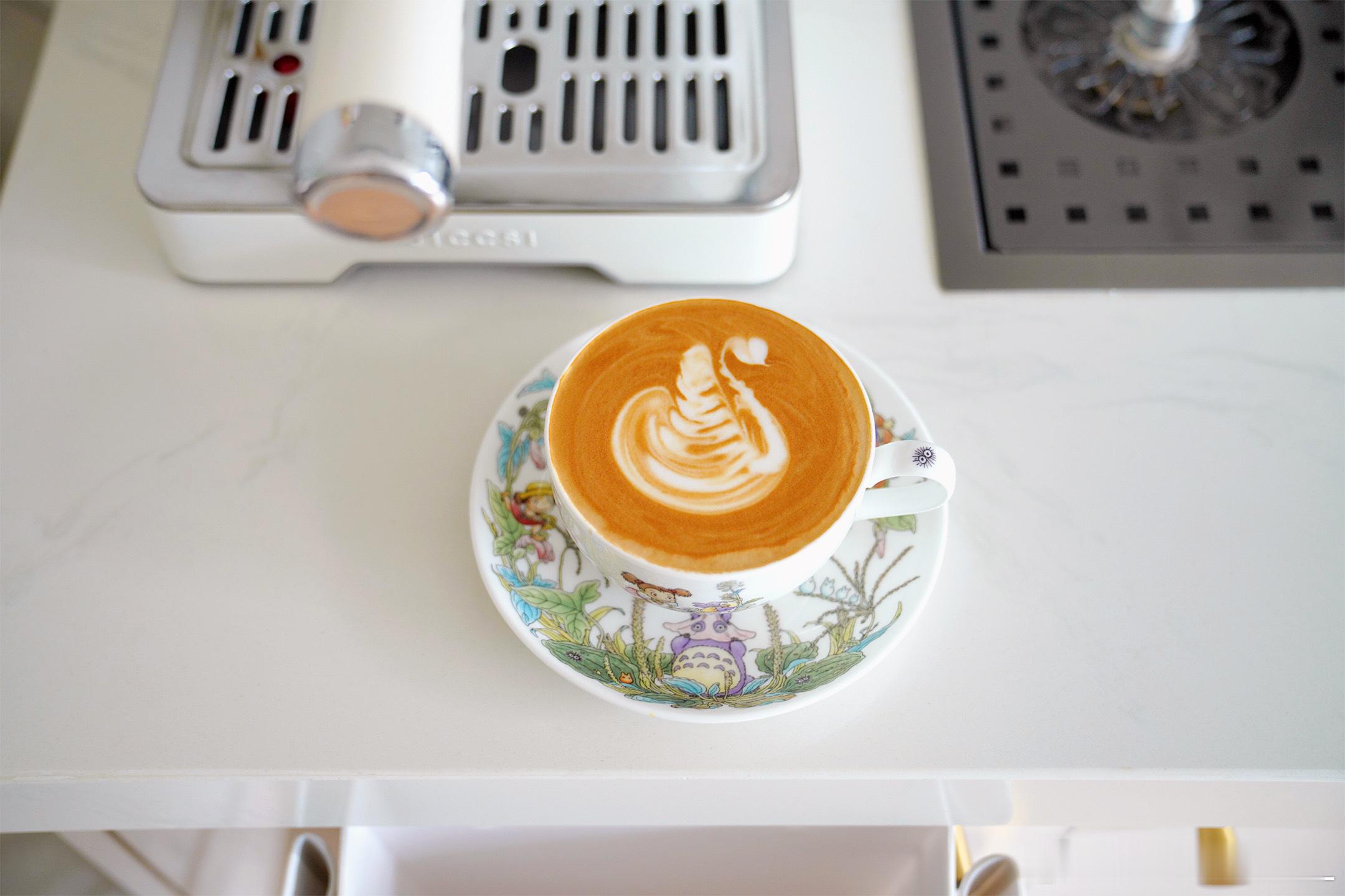 下午茶时间到~来杯拿铁咖啡☕