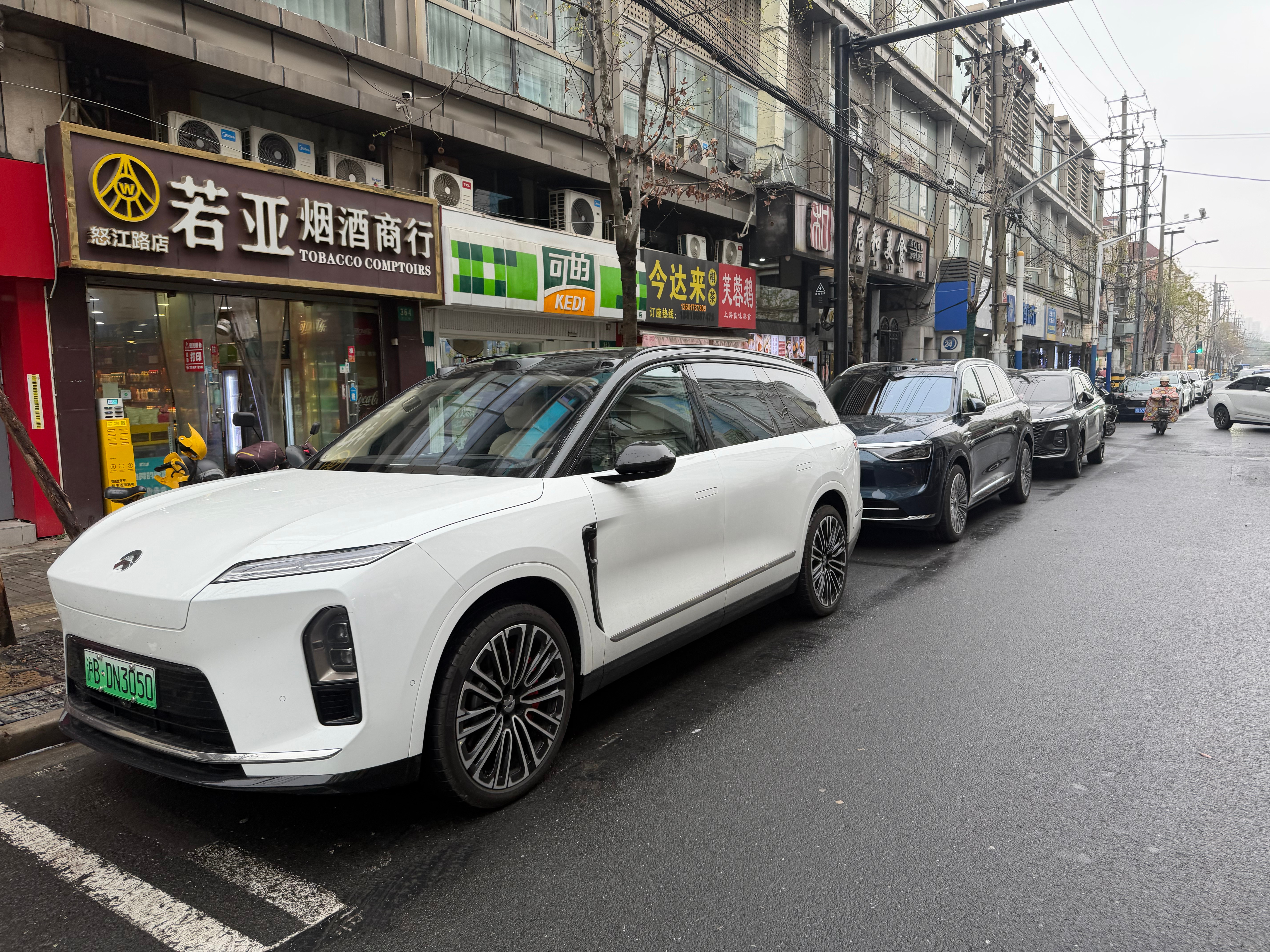 这代ES8其实看起来很霸气，后面的问界M8也很不错，现代和霸气结合的不错上一代E