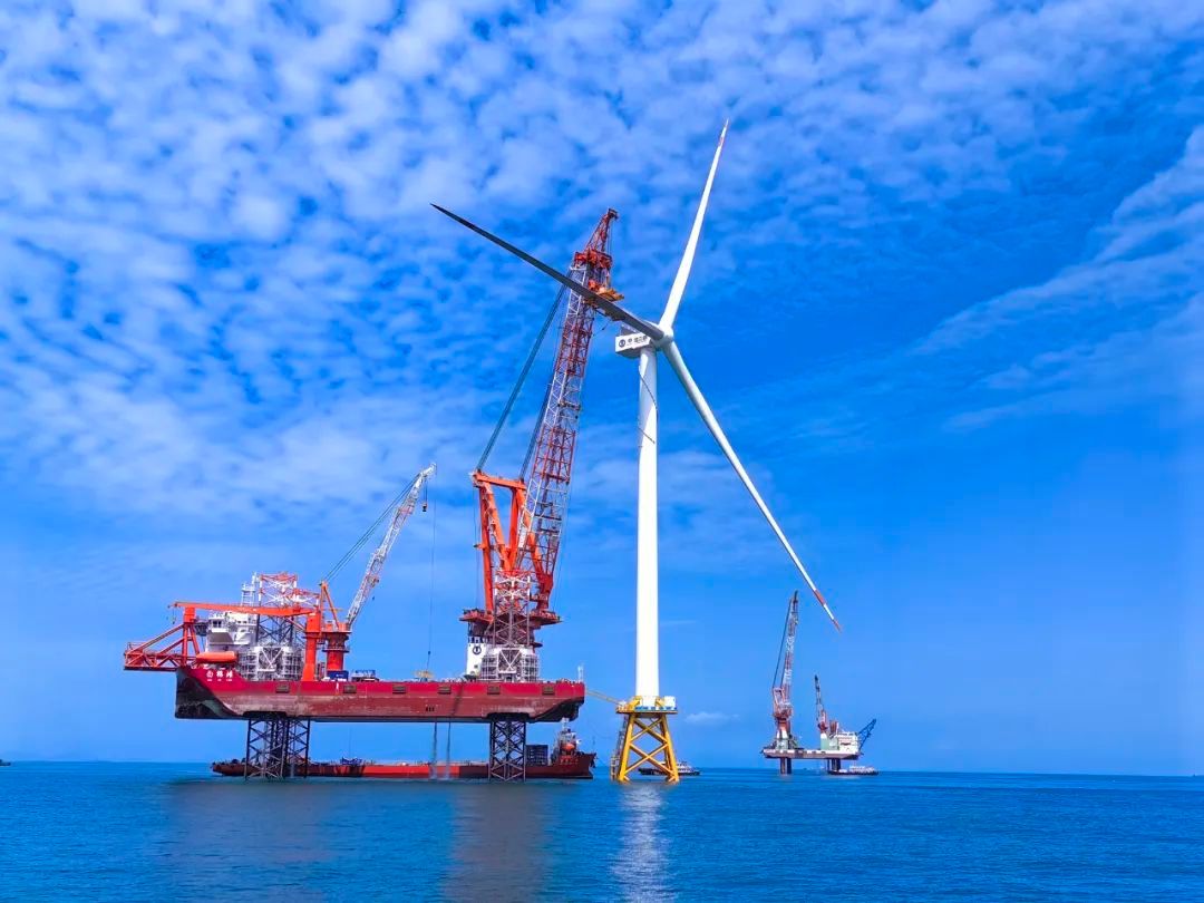【震撼！#52层楼高的海上大风车成功吊装#】6月28日14时30分，位于福建省北