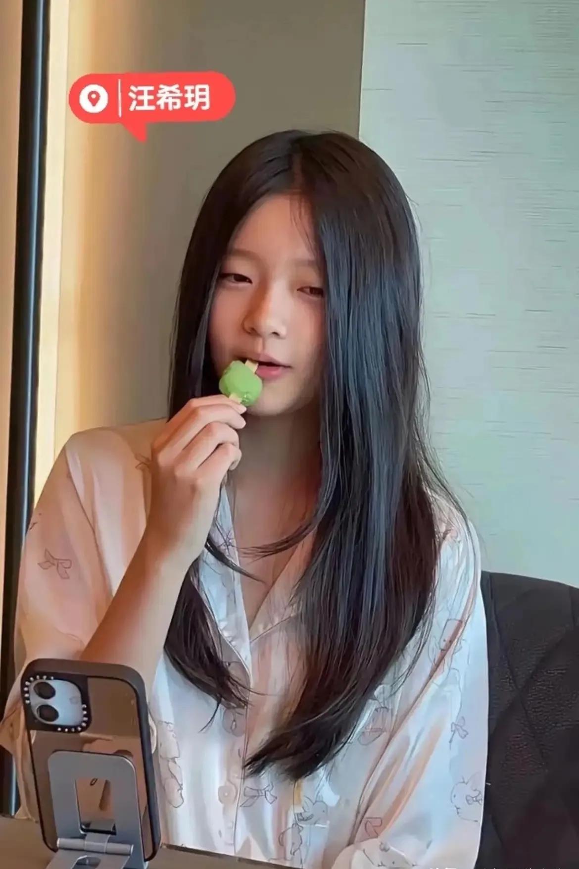 小玥儿这颜值真的太优秀了
都说好看的爹+好看的妈=好看的娃
在小玥儿正面照被曝光