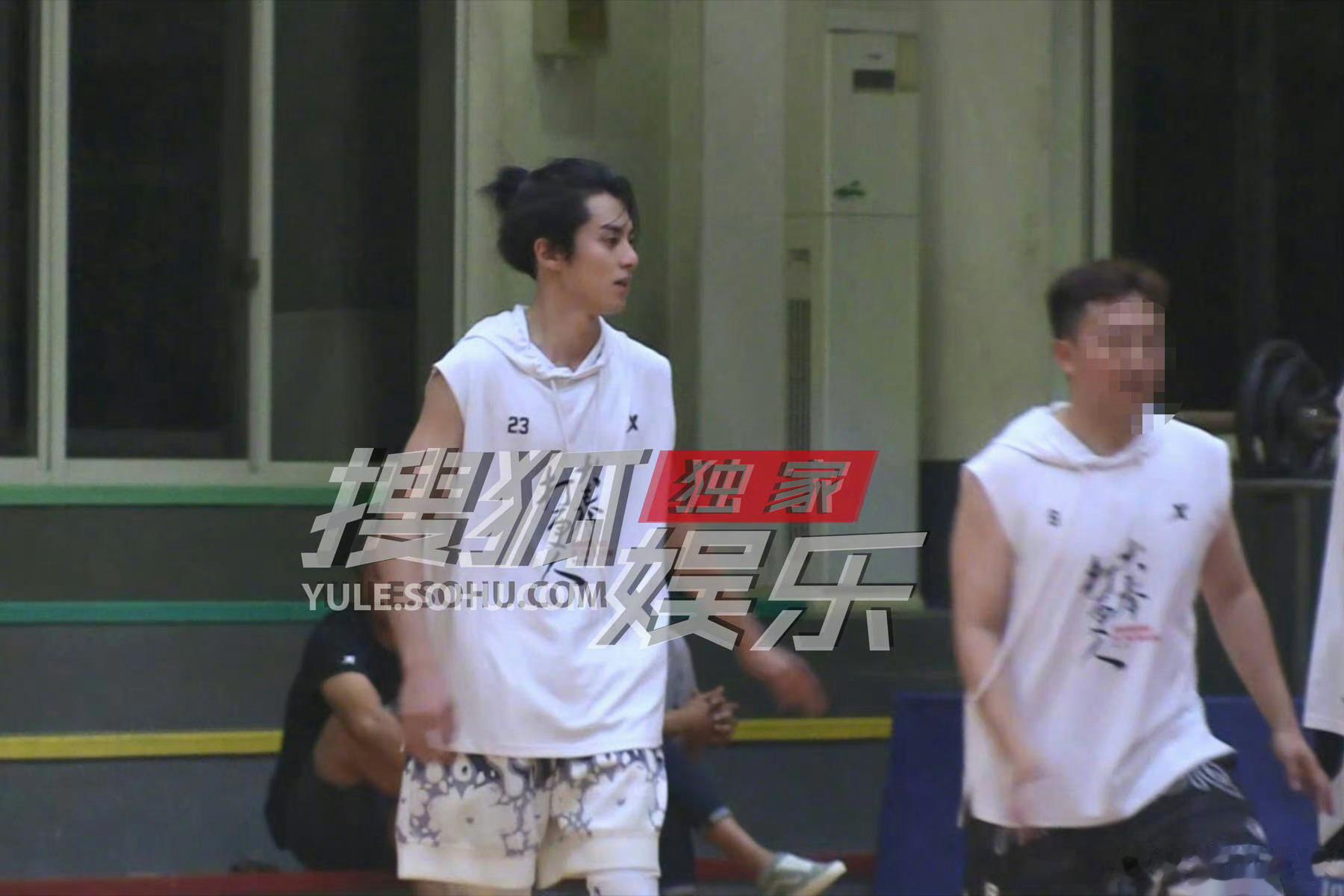 #新浪娱乐[超话]##王鹤棣大奉打更人球衣# 这回在篮球馆，王鹤棣穿的不是别的球