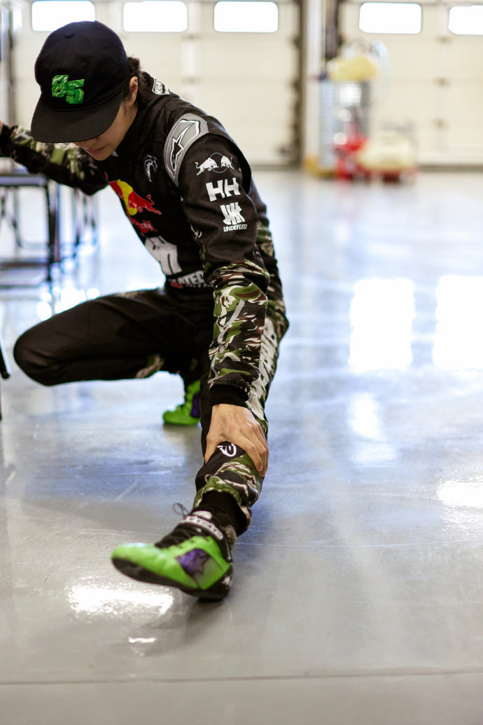 王一博赛前试车调整状态王一博的赛前试车plog 哇！ 王一博赛前试车调整状态用心