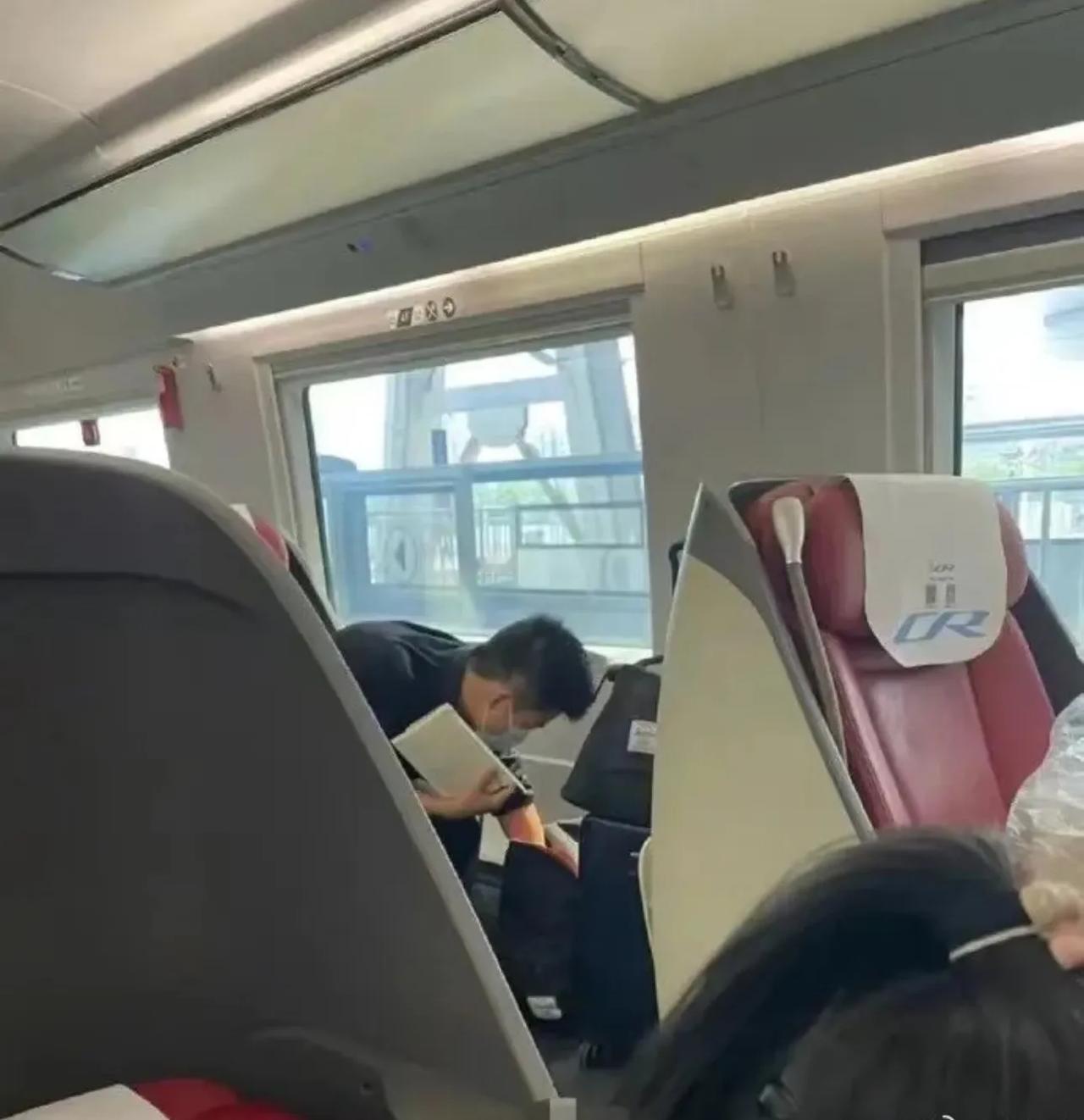 近日在经历了内衣风波，清空微博内容的董宇辉在高铁上偶遇，他的心情似乎并没有受到舆