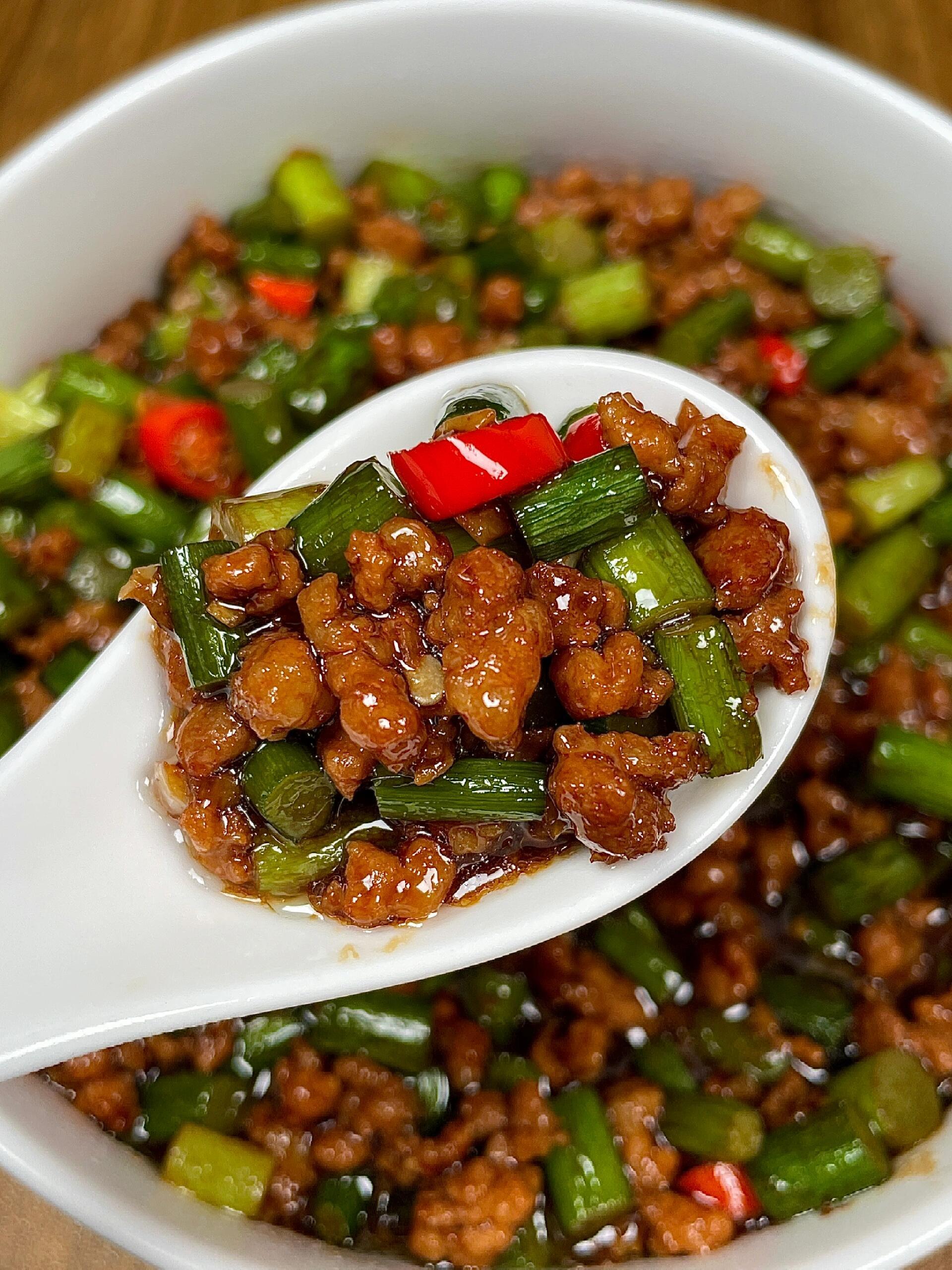 肉沫炒蒜苔！巨巨巨好吃！蒸了一锅米饭，不够吃的！拌米饭贼香！喜欢的家人赶紧去试试