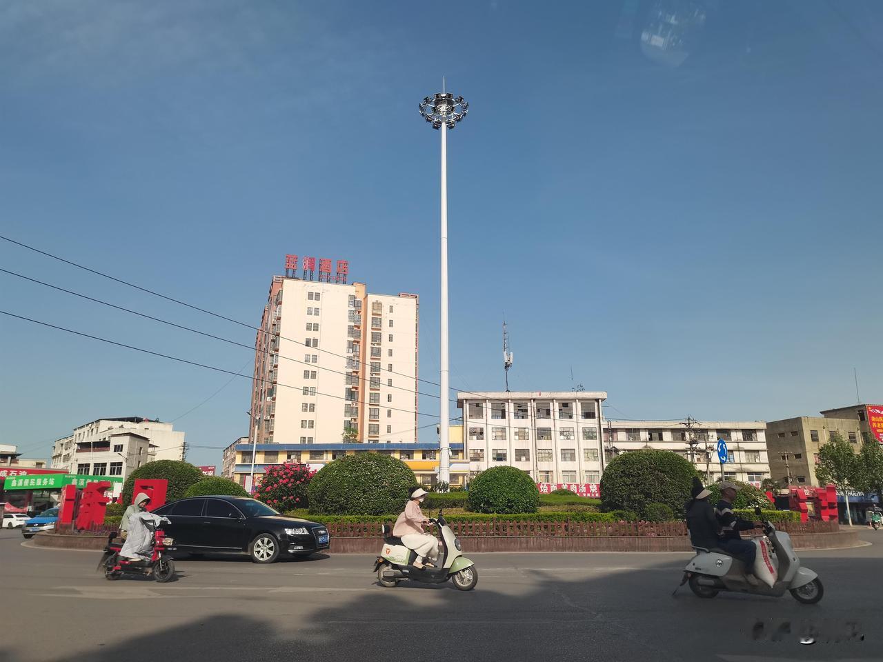 【人大代表和市民建议拆除转盘改红绿灯：件件有回复，六年没行动】关于河南省鲁山县市