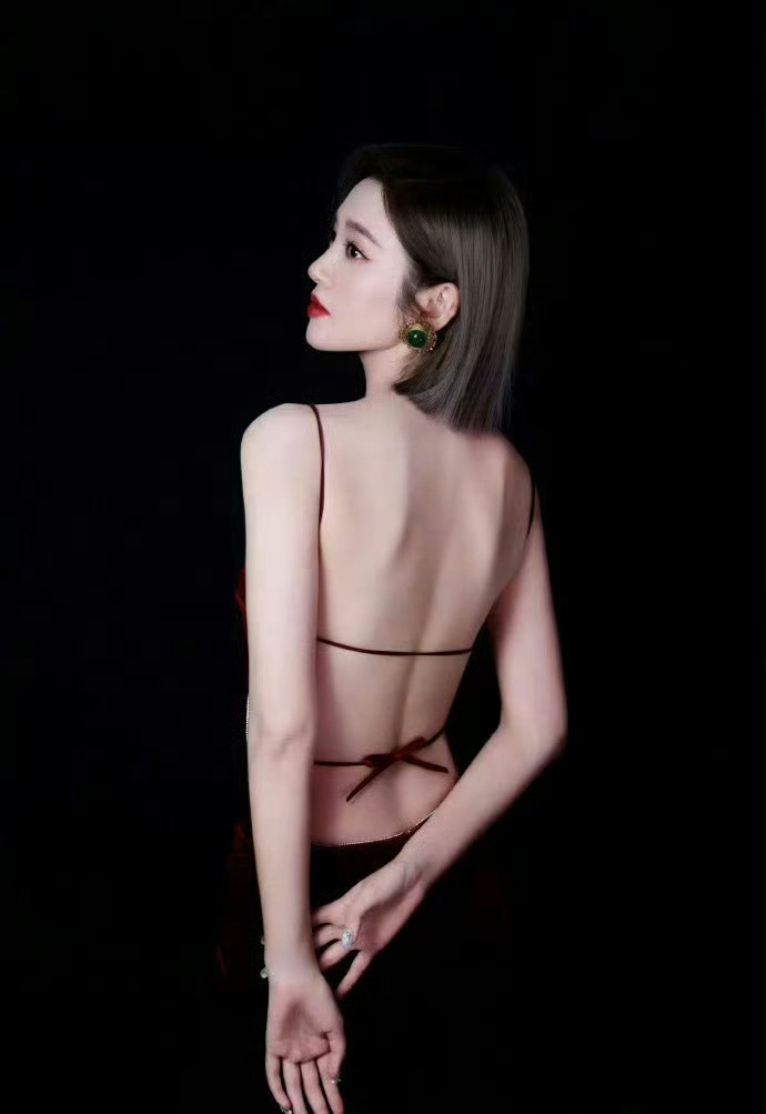 唐艺昕露背身材姐姐的身材管理太牛了，这状态太好了