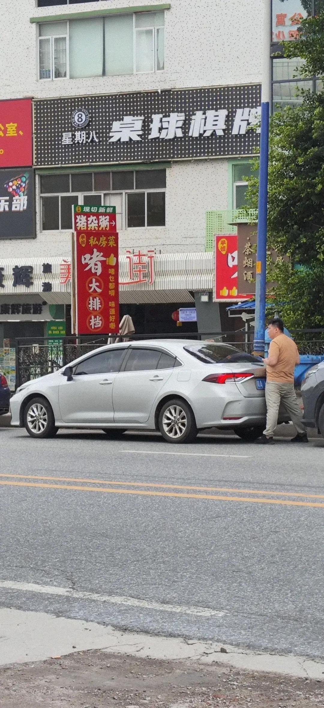 【神秘男子静止车后半小时引围观，结局令人暖心！】
停车办事归来，竟见一陌生男子雕