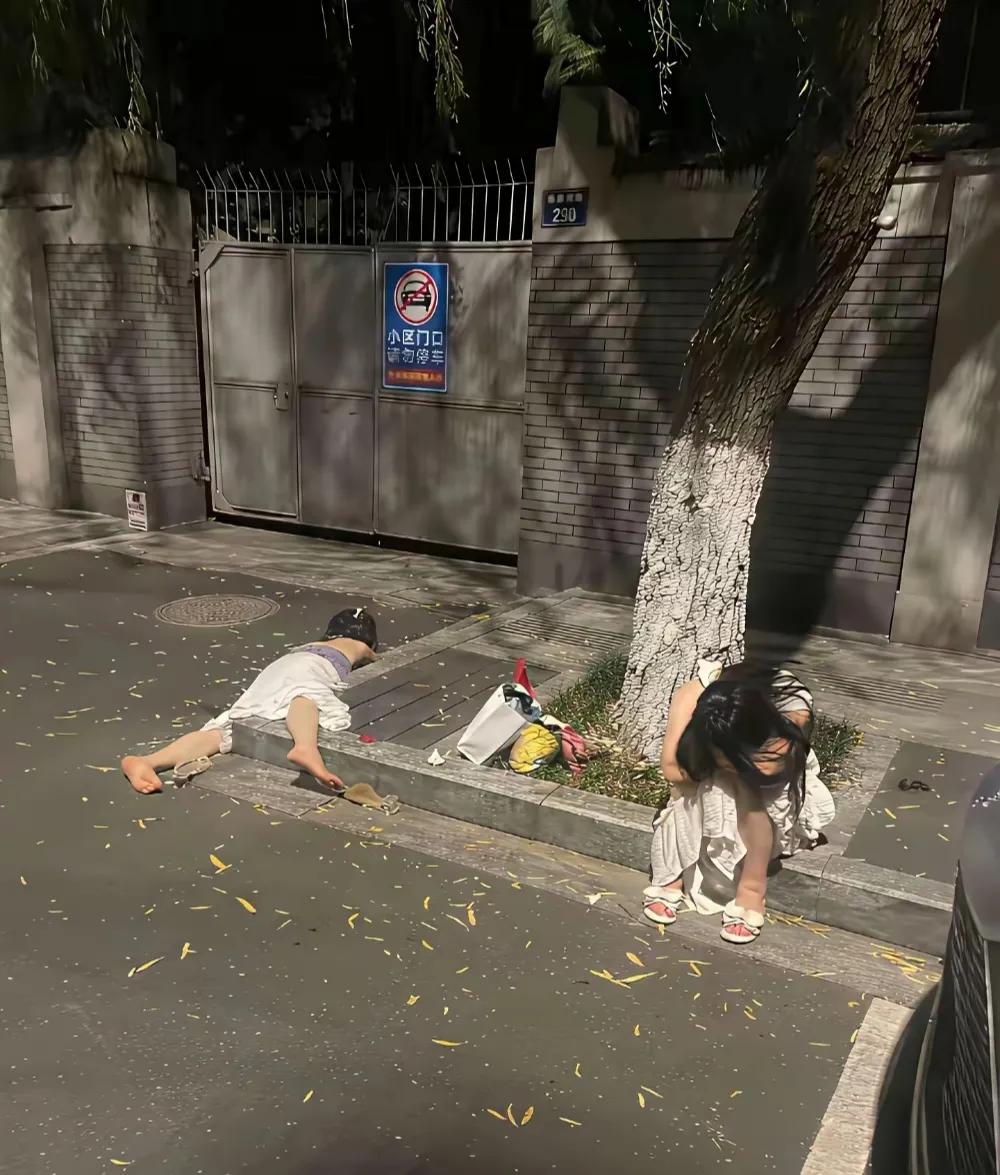 现在的年轻人怎么了？
女孩子这样，是不是生活压力太大了？