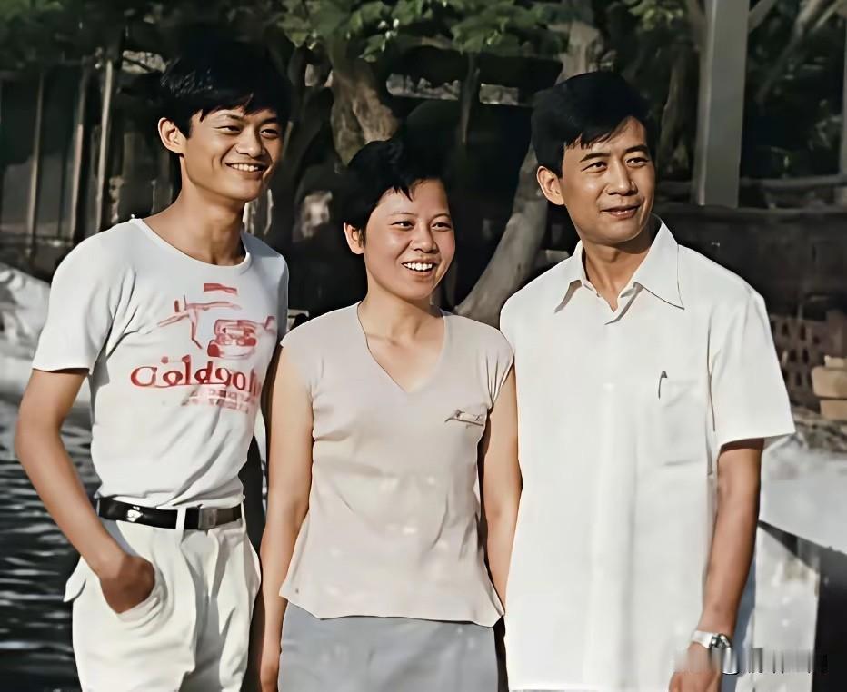 1986年的西湖边，22岁的马云穿件印着“金利莱”的T恤，身形清瘦，眼神里带着年
