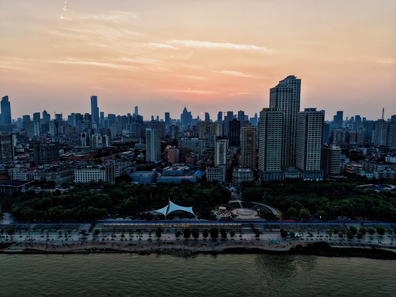 【汉口江滩赏日落余晖晚霞】2026年梅雨季即将开启，湖北气象台已发布暴雨预警信息