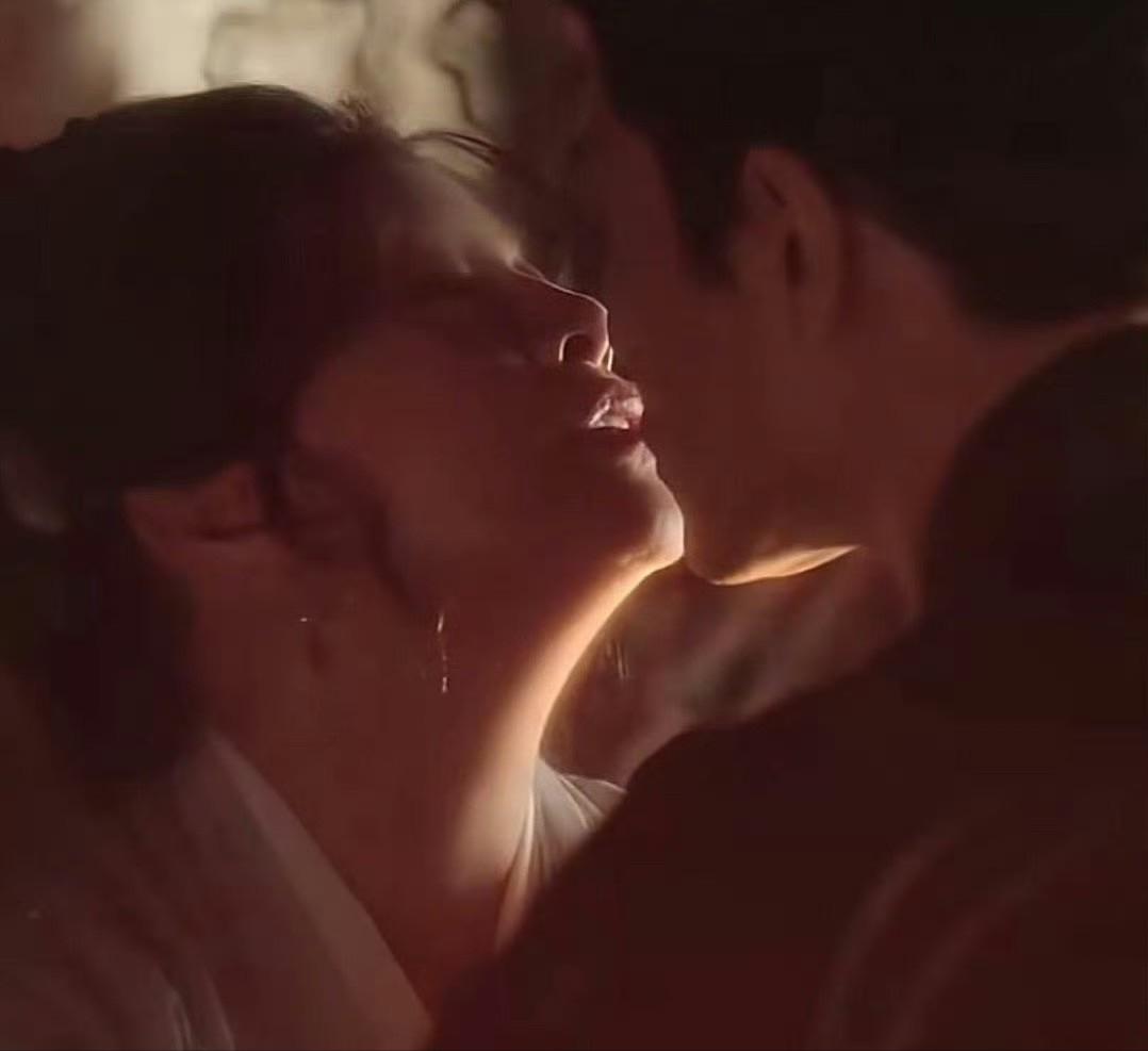 75岁的刘晓庆在短剧里和年轻的男演员拍吻戏，没有借位，纯真吻，吻完后刘晓庆还意犹