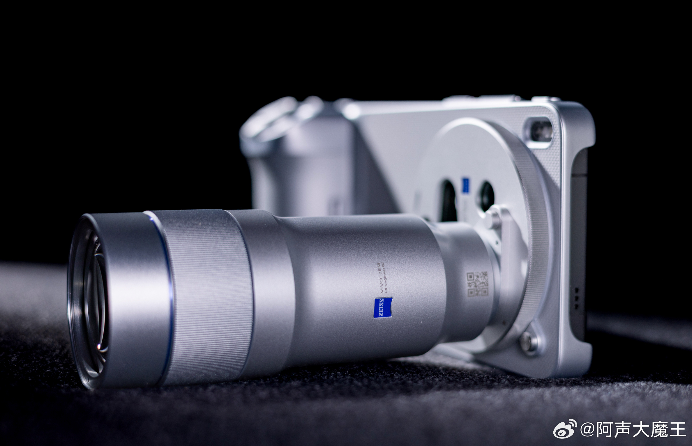 MWC 刚亮相，vivo X300 Ultra 直接把影像天花板掀了：双 2 亿