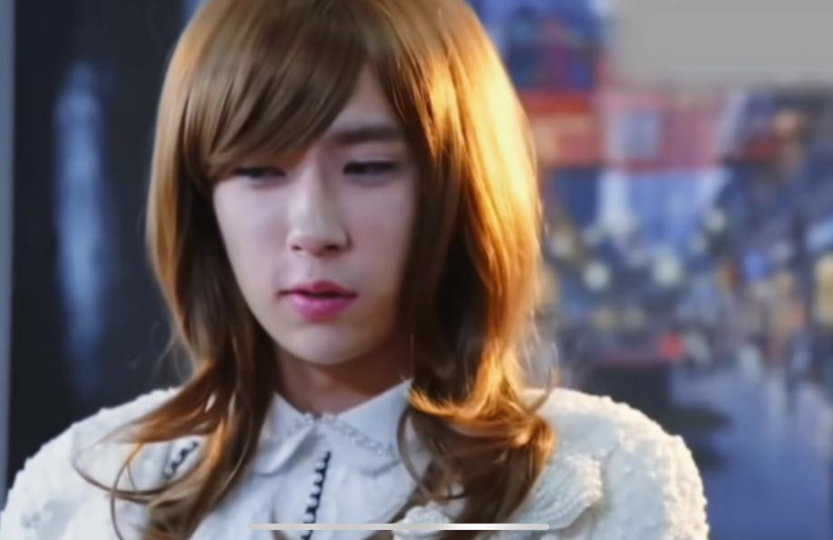 萌萌要是扮起女装来，

这容颜也是丝毫不落下风，

不过他好像并不是很喜欢这样的