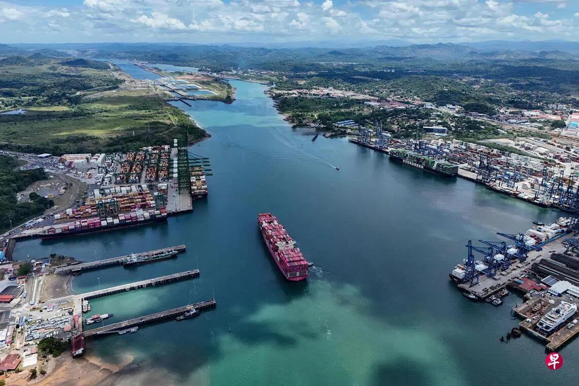 从空中俯瞰巴拿马运河。