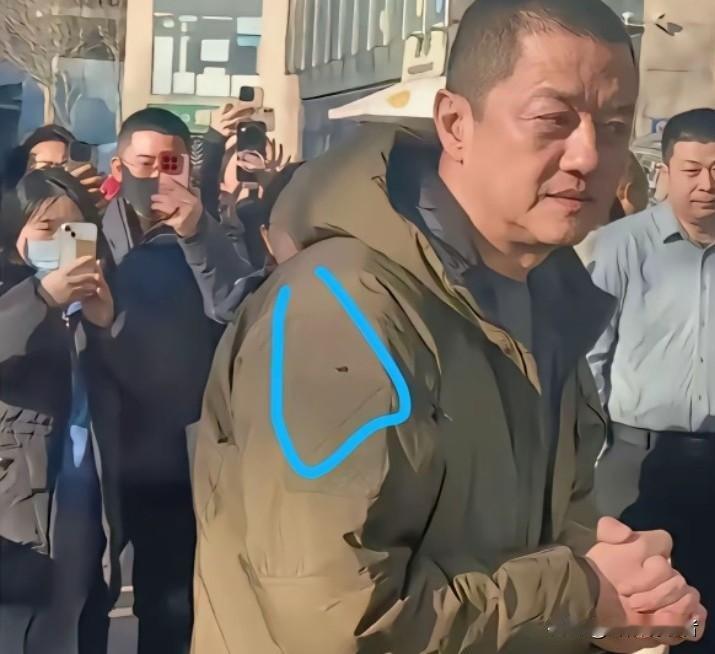 曾经的令狐公子在公益路上对得起别人，唯一对不起自己，虽然时运不佳，但他依然在坚挺