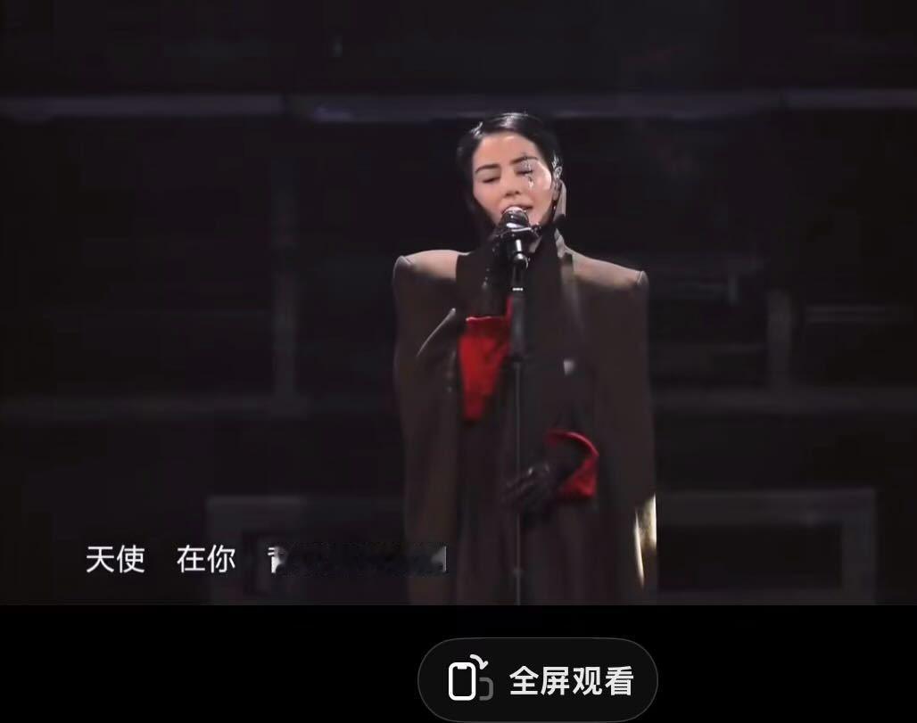 网友发现单依纯和王菲妆造有点像 